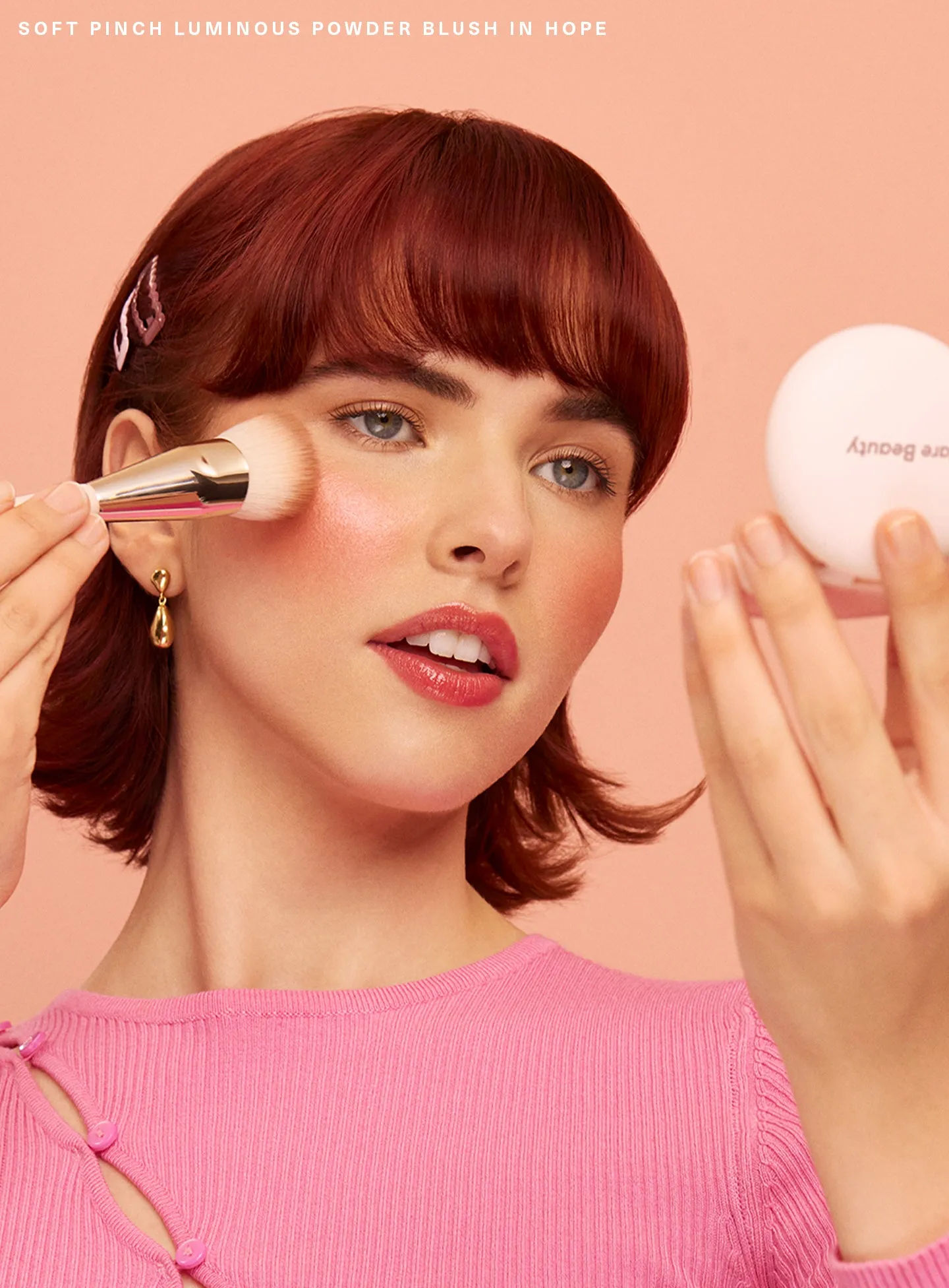 CAMPAIGN-APPLICATION-SOFT-PINCH-LUMINOUS-POWDER-BLUSH-HOPE.webp