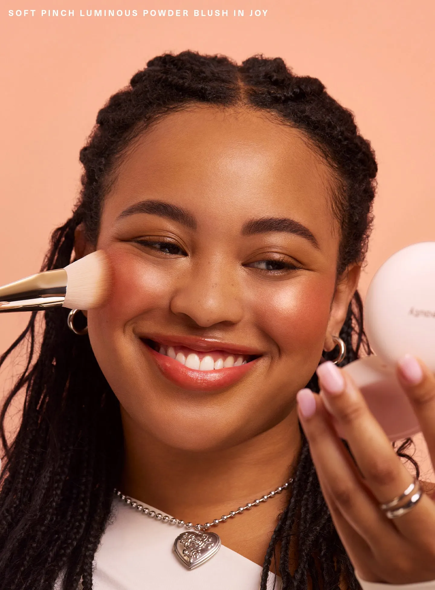 CAMPAIGN-APPLICATION-SOFT-PINCH-LUMINOUS-POWDER-BLUSH-JOY.webp