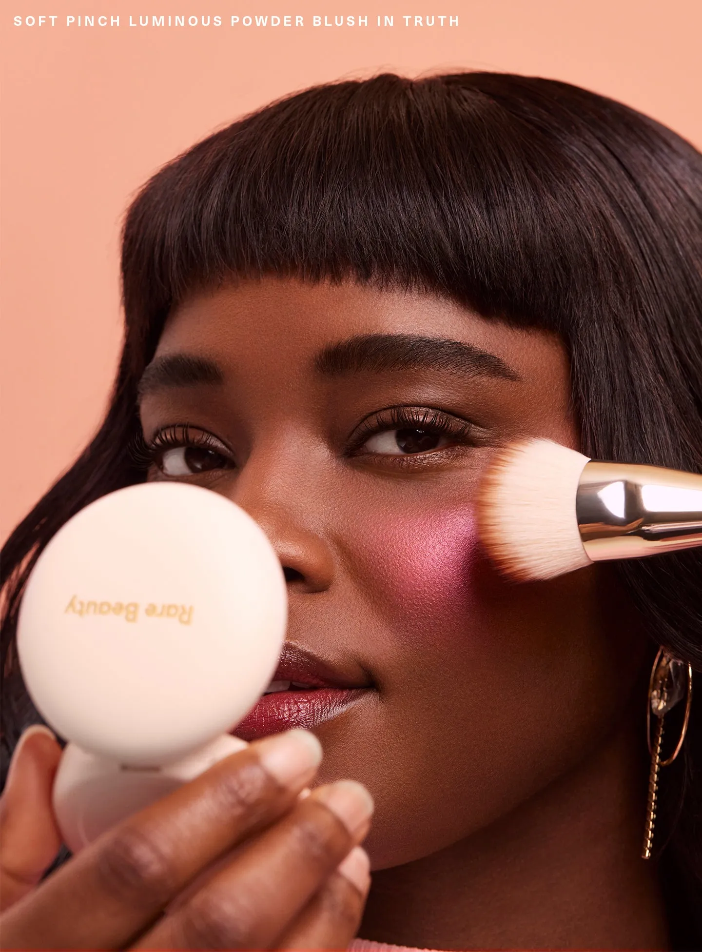 CAMPAIGN-APPLICATION-SOFT-PINCH-LUMINOUS-POWDER-BLUSH-TRUTH.webp