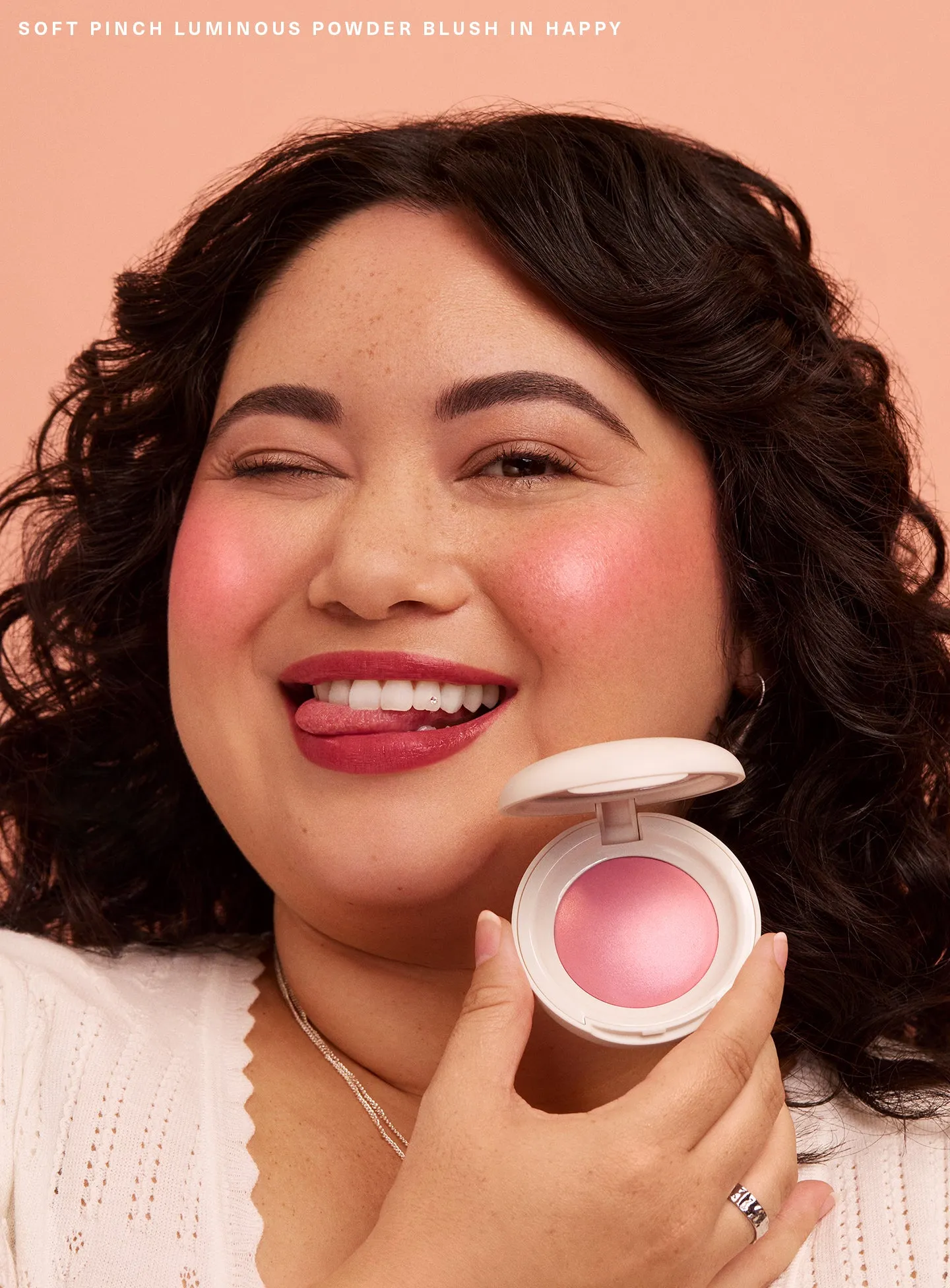 CAMPAIGN-CANDIDS-SOFT-PINCH-LUMINOUS-POWDER-BLUSH-HAPPY.webp