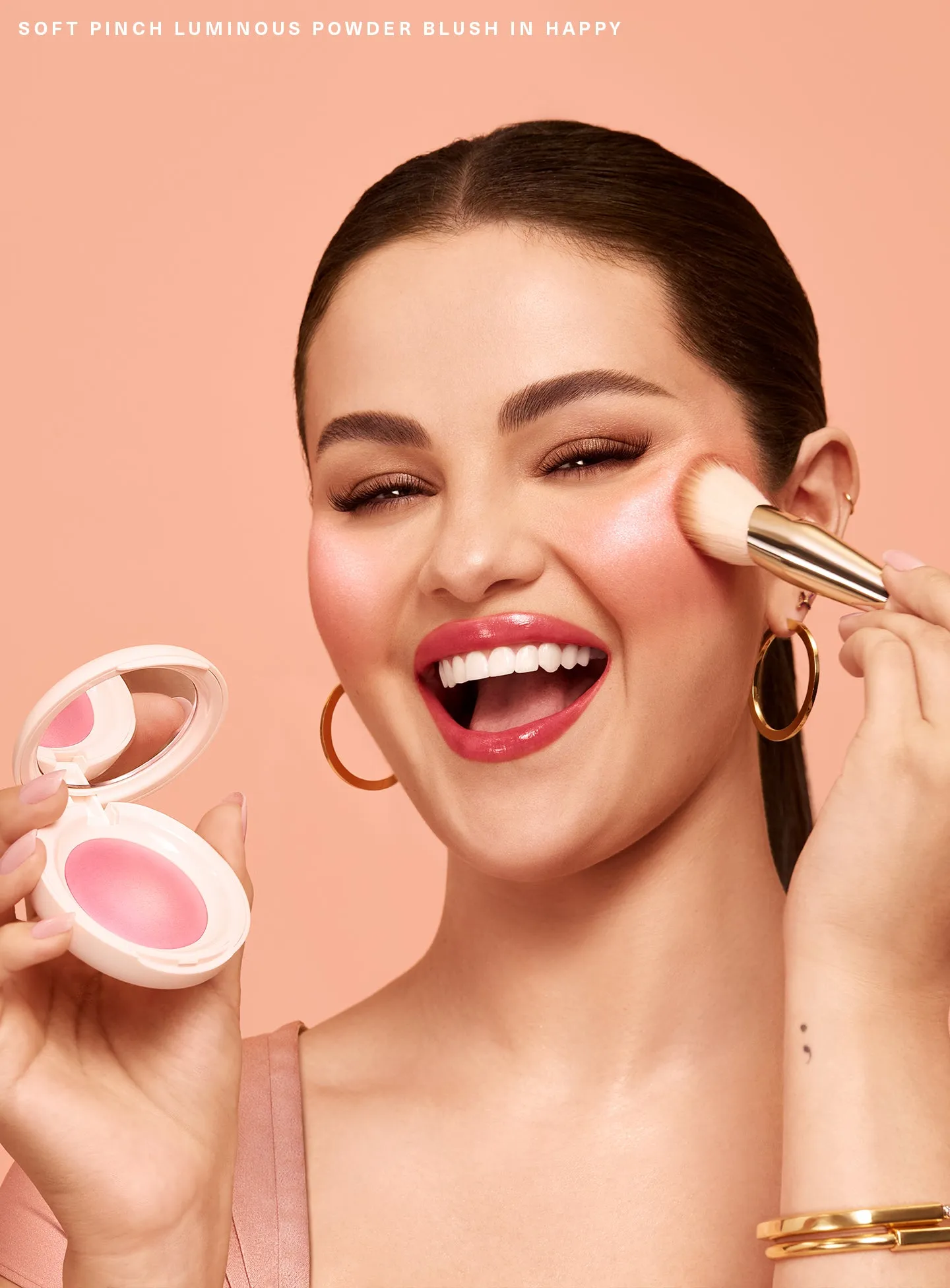 CAMPAIGN-SELENA-APPLICATION-SOFT-PINCH-LUMINOUS-POWDER-BLUSH-HAPPY-01.webp