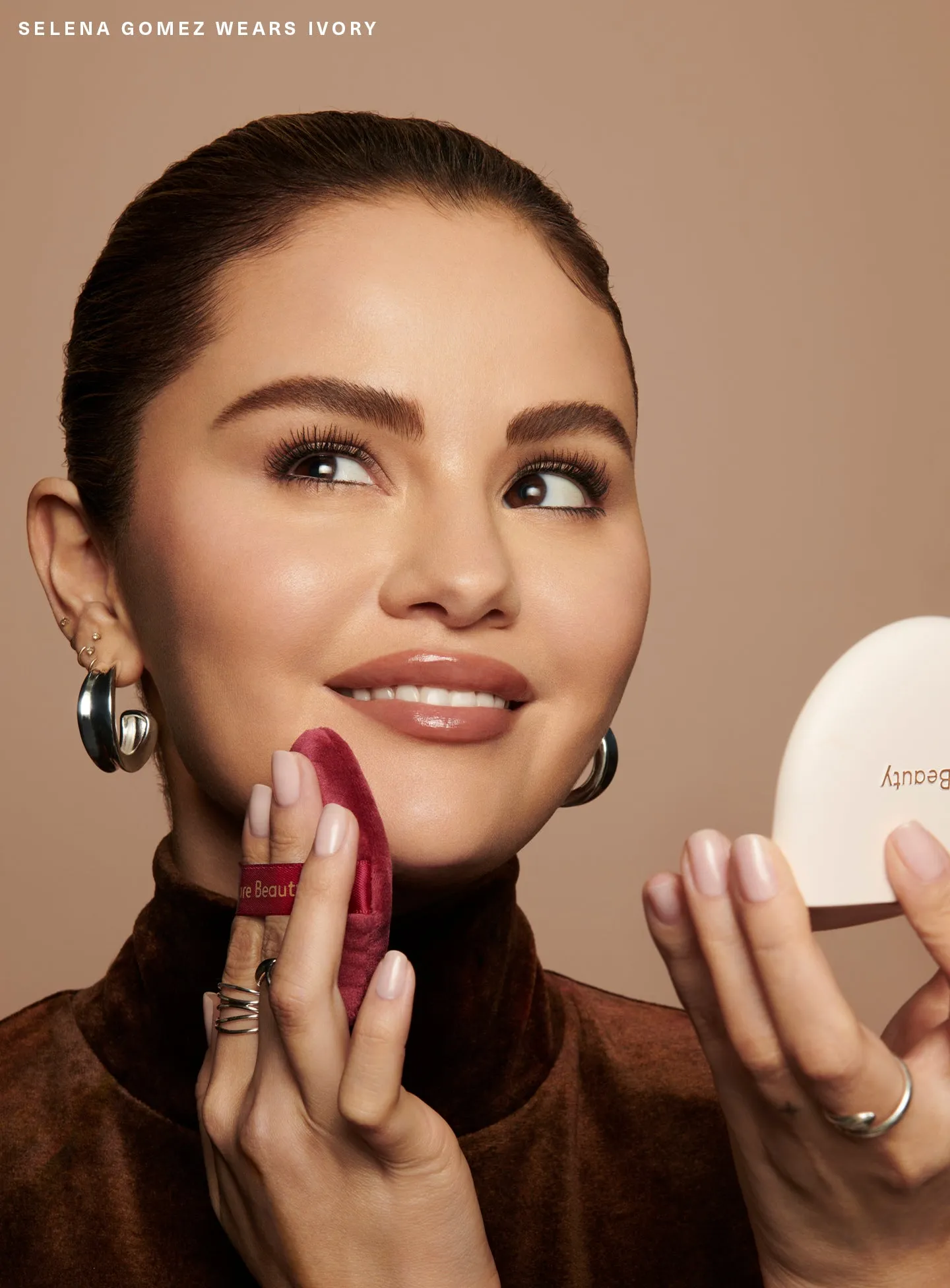 CAMPAIGN-SELENA-TRUE-TO-MYSELF-TINTED-PRESSED-FINISHING-POWDER-IVORY-02_88a26449-7202-452a-87c6-b48b230e72e6.webp