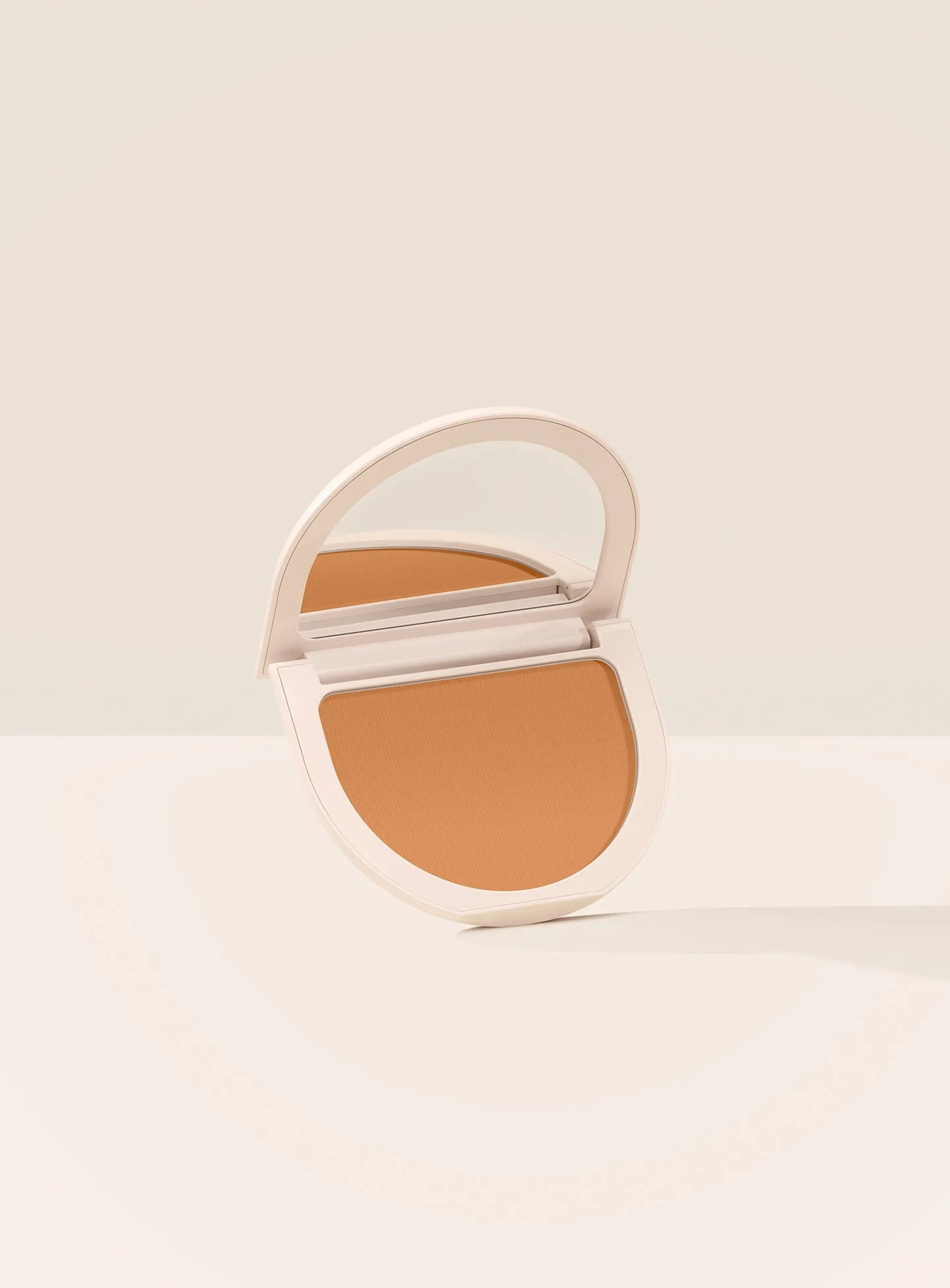 ECOMM-TRUE-TO-MYSELF-TINTED_PRESSED-FINISHING-POWDER-ALMOND.webp