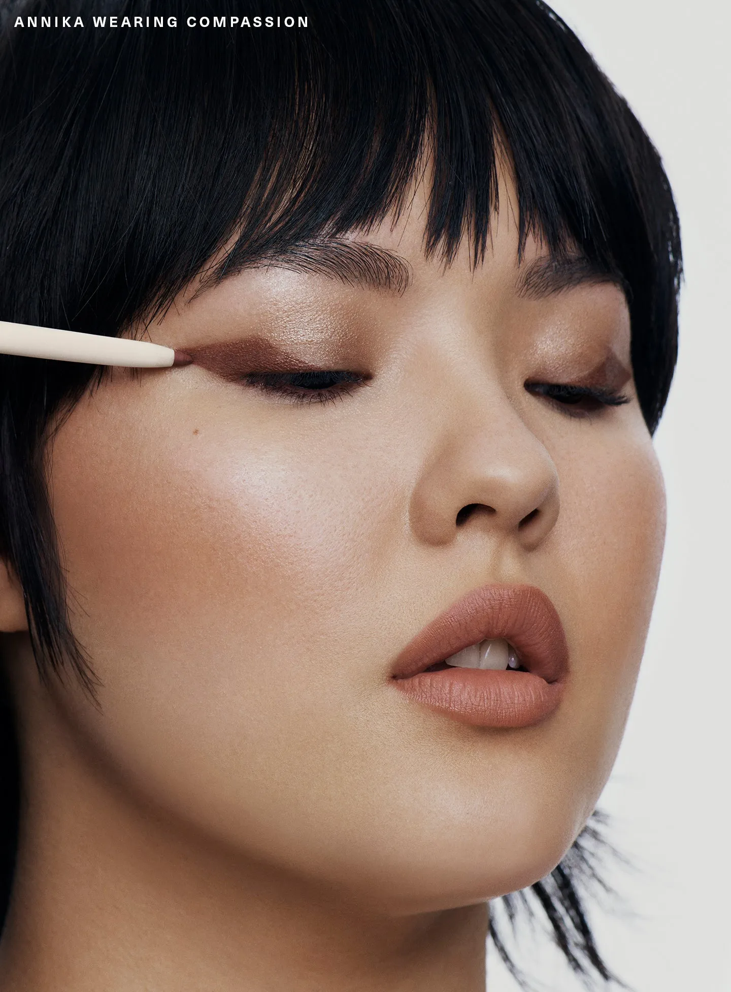 application-01-perfect-strokes-gel-liner-compassion-1440x1952-1.webp