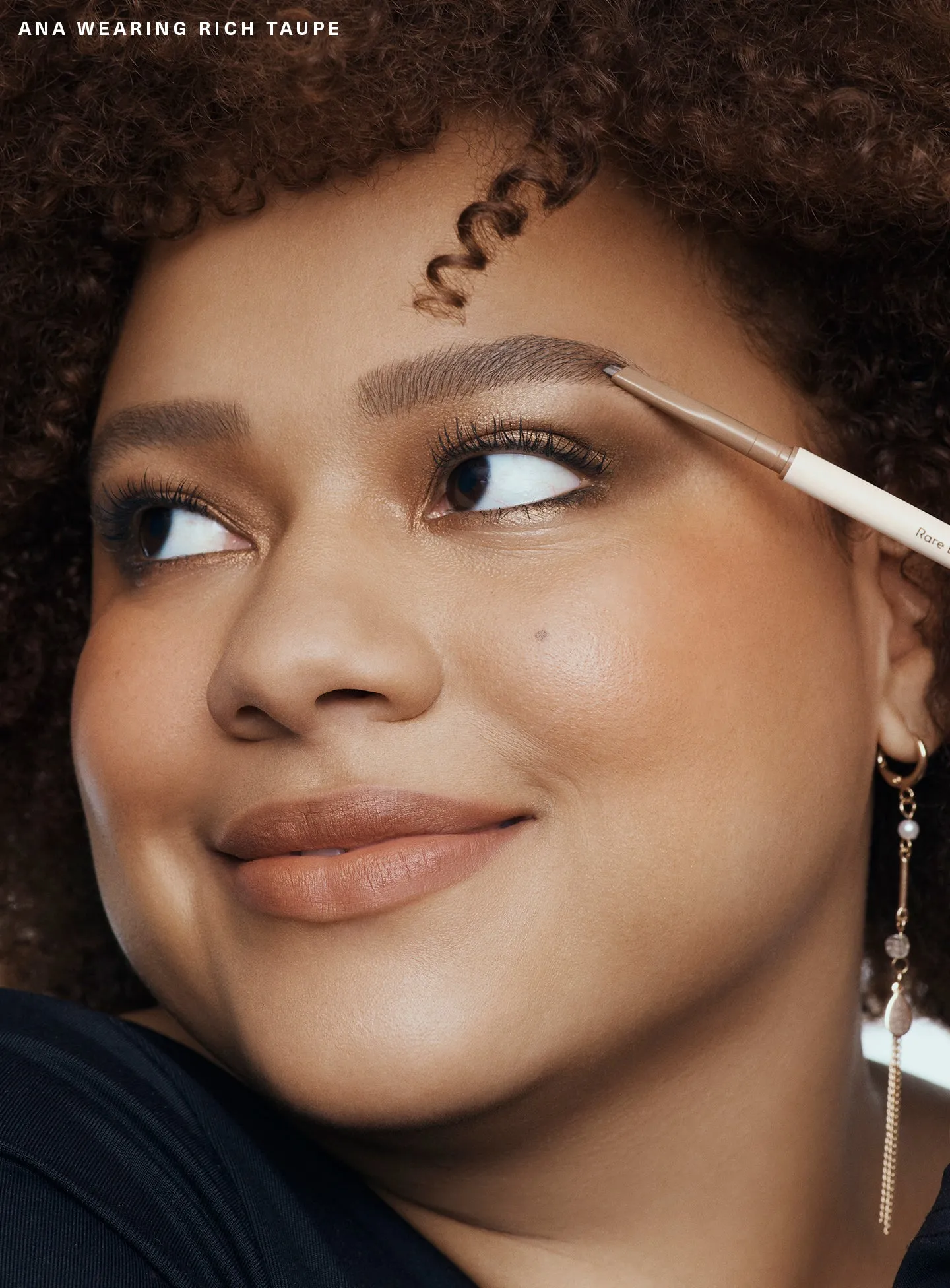 application-brow-harmony-precision-pencil-rich-taupe-1440x1952-1.webp