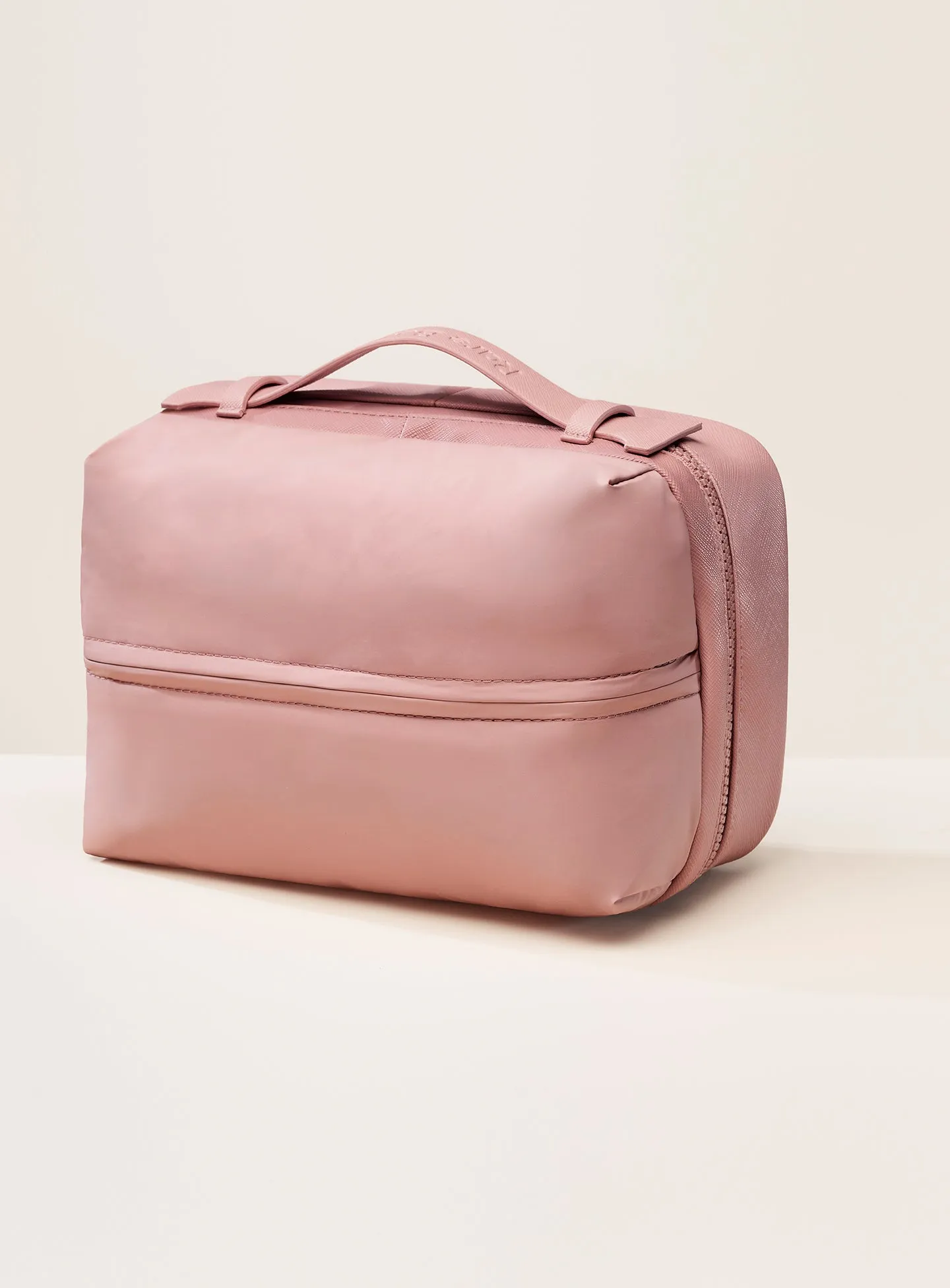 pdp-puffy-toiletry-bag-mauve-handle.webp