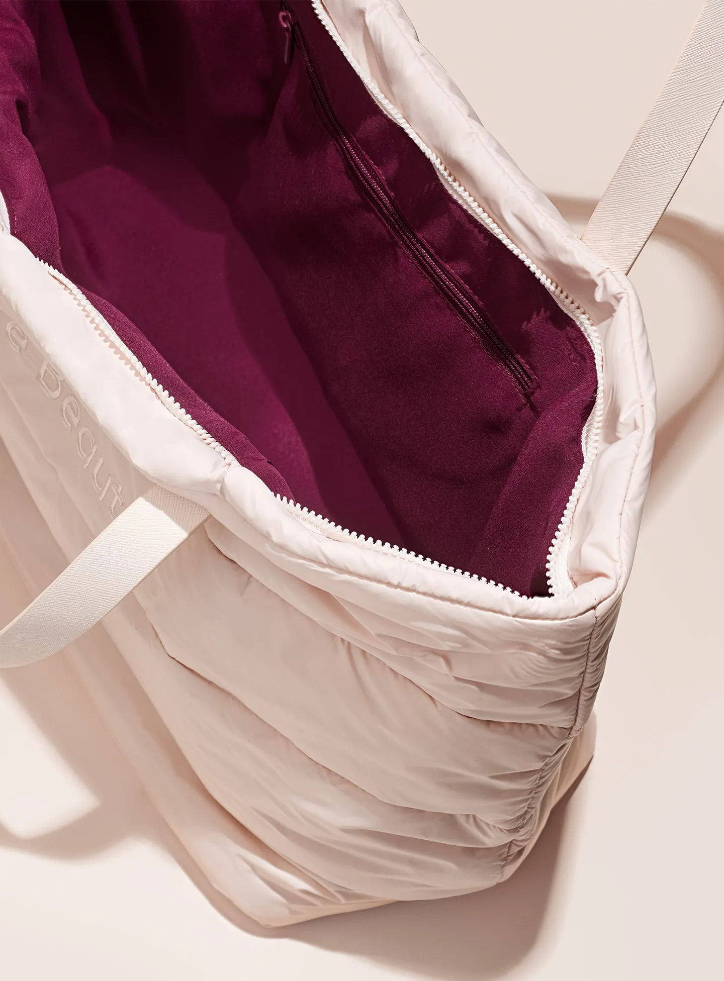 puffy-traveler-tote-interior-1440x1952-1.webp